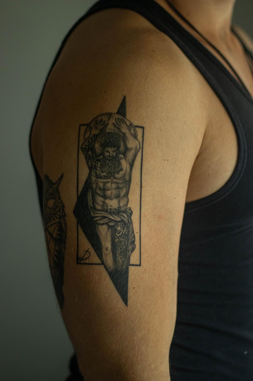 Tatuaje blackwork geométrico en brazo – Captain Tattoo Cartagena