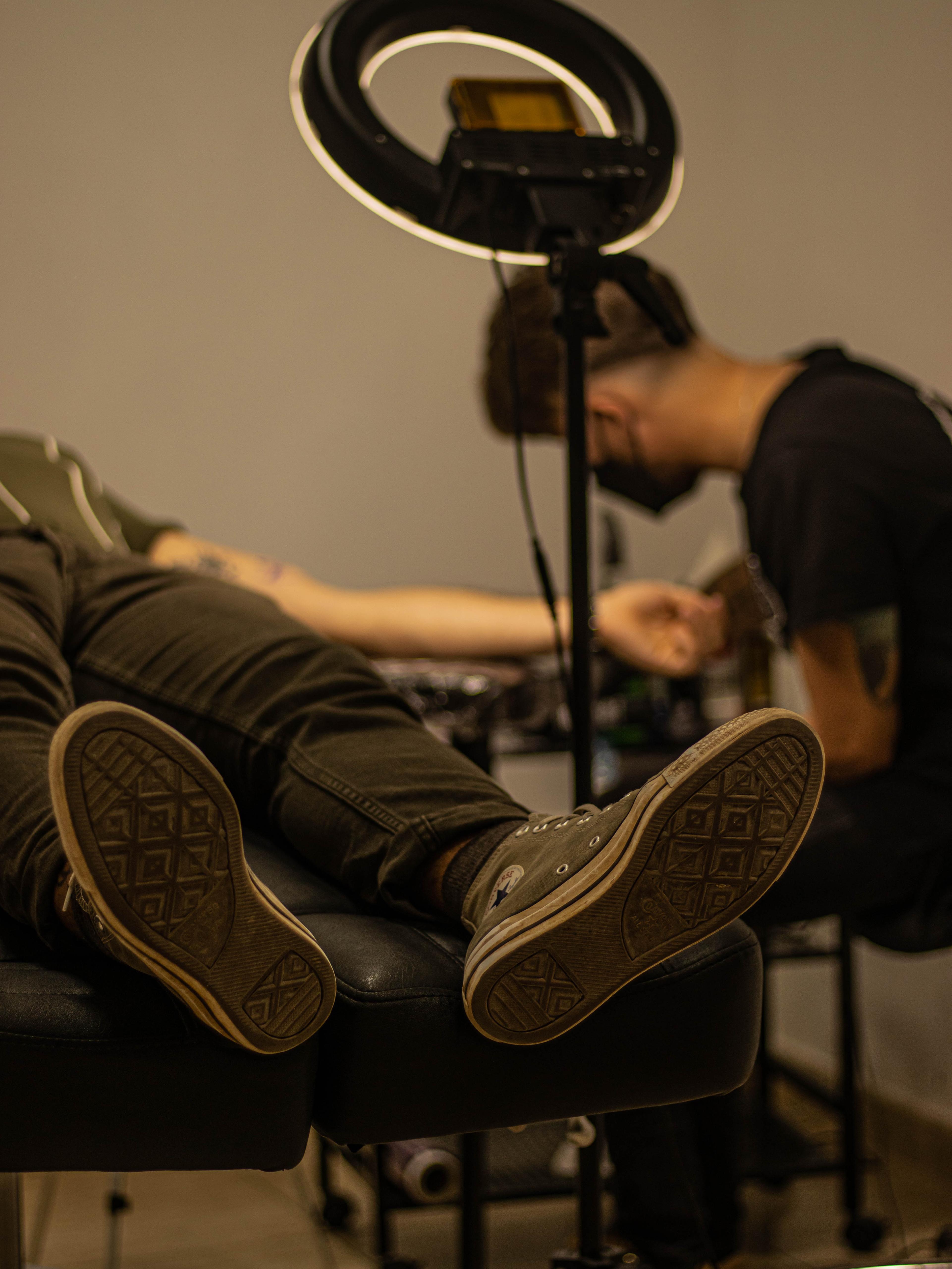 Proceso de tatuaje con aro de luz – Captain Tattoo Cartagena