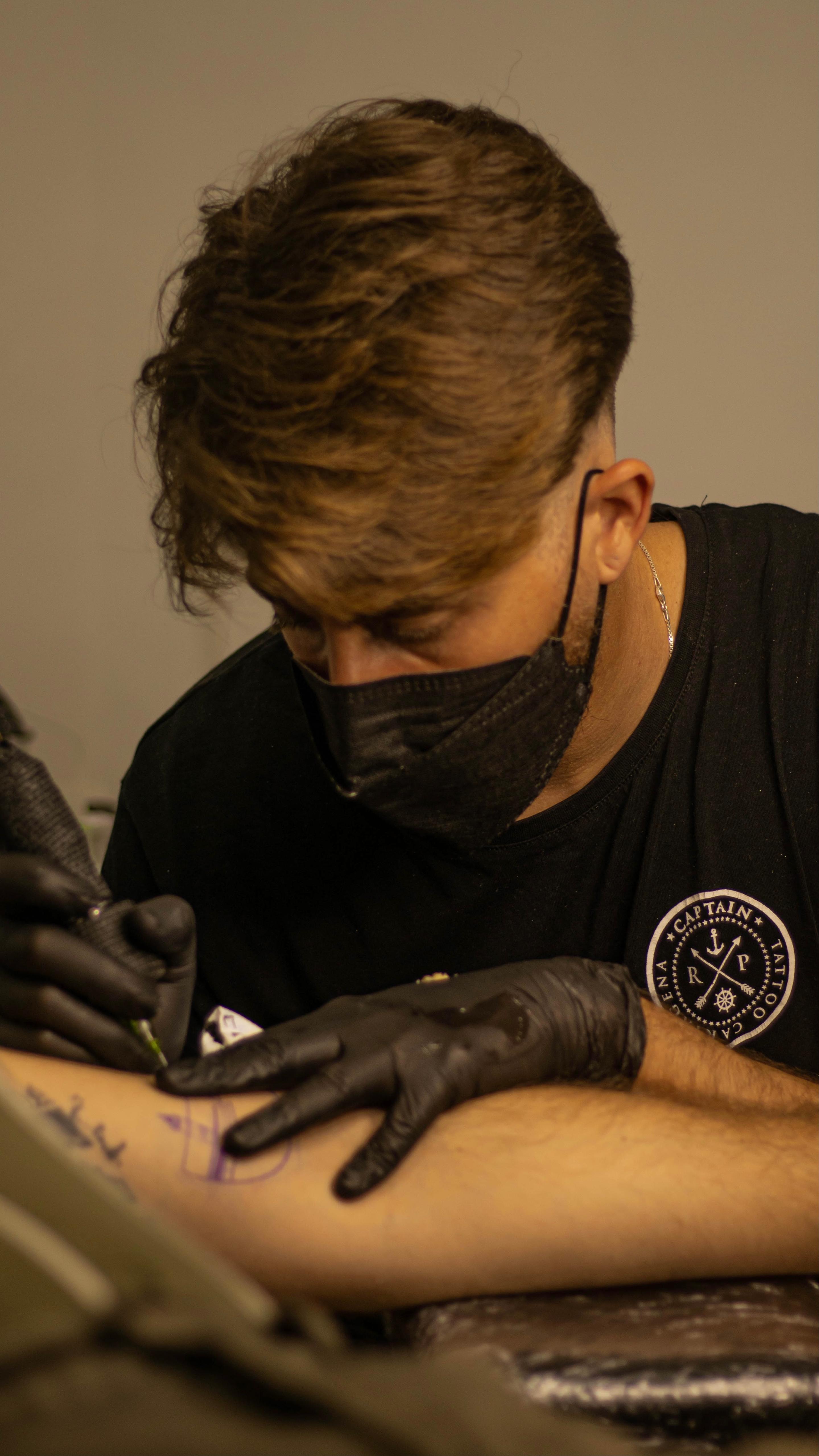 Artista de Captain Tattoo trabajando un fineline – Cartagena