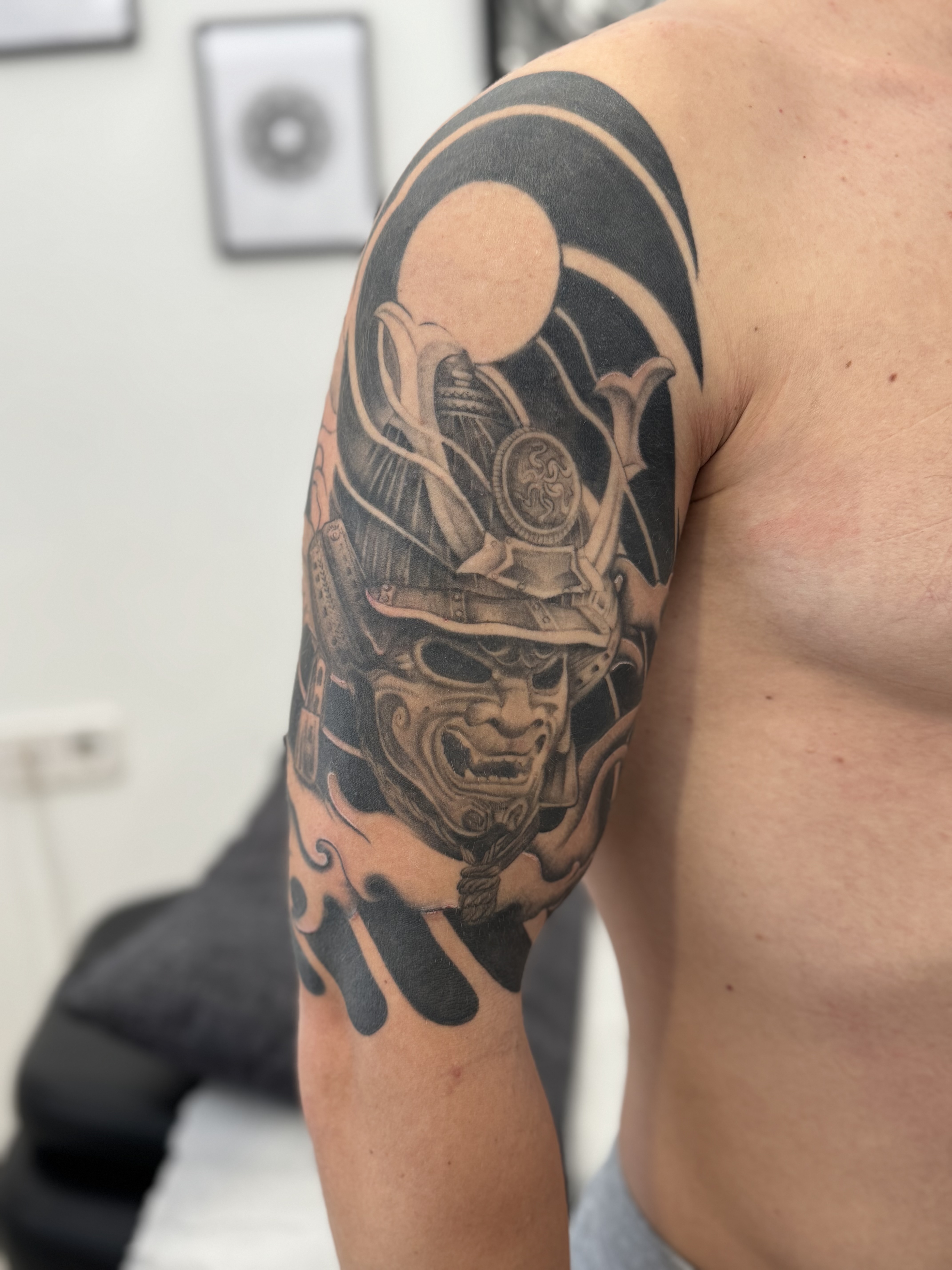 Tatuaje samurái blackwork en brazo – Captain Tattoo Cartagena